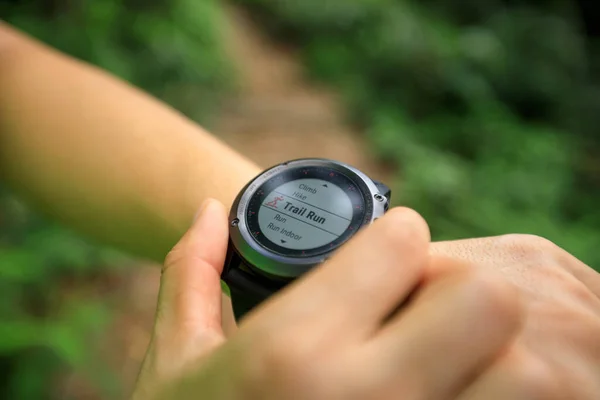 Asiática Mujer Ultramaratón Corredor Establecer Smartwatch Antes Correr Tropical Selva — Foto de Stock