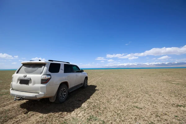 Voiture Tout Terrain Bord Lac Qinghai Chine — Photo