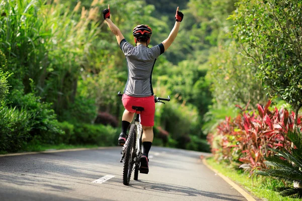 Mujer Sin Manos Bicicleta Sendero Del Parque Tropical Verano — Foto de Stock