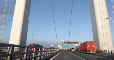 Kadın araba kullanıyor, yakın görüş.