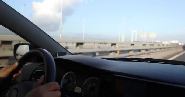 Γυναίκα Οδήγηση Αυτοκινήτου Κοντινή Θέα — Αρχείο Βίντεο