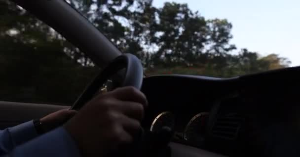 Mujer Conduciendo Coche Vista Cercana — Vídeo de stock