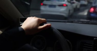 Kadın araba kullanıyor, yakın görüş.