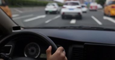 Kadın araba kullanıyor, yakın görüş.