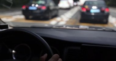 Kadın araba kullanıyor, yakın görüş.