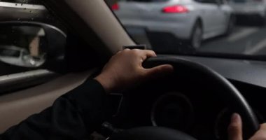 Kadın araba kullanıyor, yakın görüş.