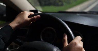 Kadın araba kullanıyor, yakın görüş.