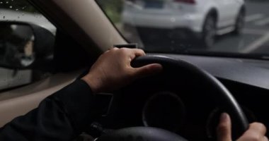 Kadın araba kullanıyor, yakın görüş.