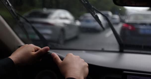 Kobieta Prowadzenie Samochodu Deszczową Pogodę Widok Bliska — Wideo stockowe