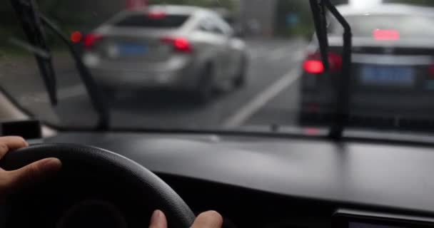 Mulher Dirigindo Carro Tempo Chuvoso Vista Perto — Vídeo de Stock