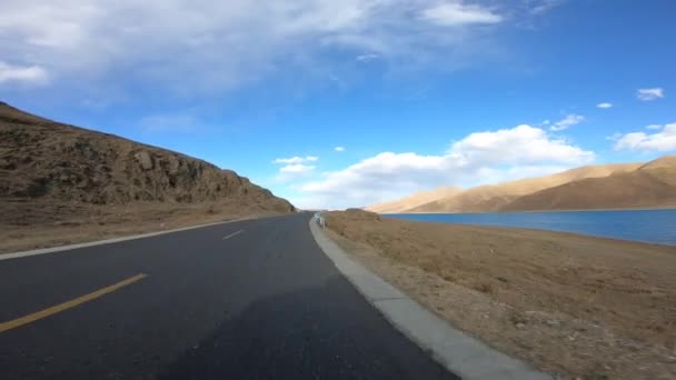 Hermoso Paisaje Carretera Montaña Con Lago Azul — Vídeos de Stock