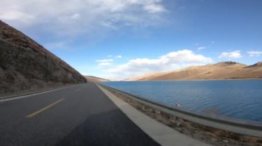 Mavi gölü olan dağ yolunun güzel manzarası