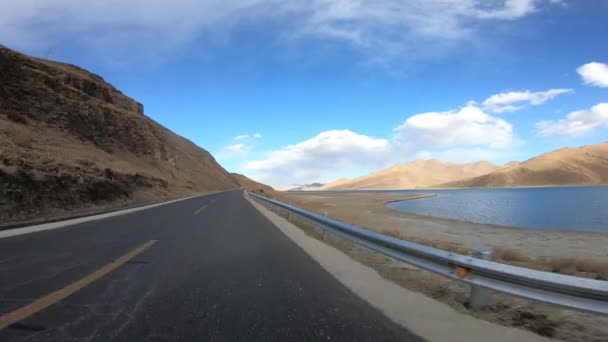 Bela Paisagem Estrada Montanha Com Lago Azul — Vídeo de Stock