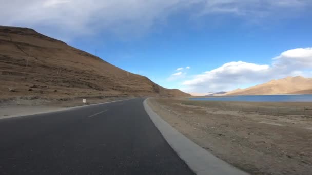 Bela Paisagem Estrada Montanha Com Lago Azul — Vídeo de Stock