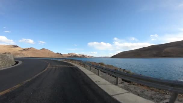 Mavi Gölü Olan Dağ Yolunun Güzel Manzarası — Stok video