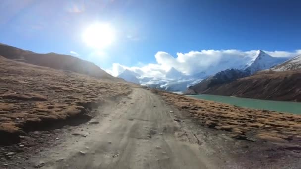 Göl Manzaralı Dağlarda Yüksek Rakımlı Tozlu Yolda Road Araba Sürmek — Stok video