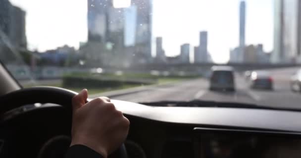 Mulher Dirigindo Carro Cidade Moderna — Vídeo de Stock