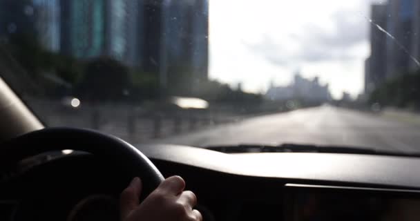 Mujer Conduciendo Coche Ciudad Moderna — Vídeos de Stock