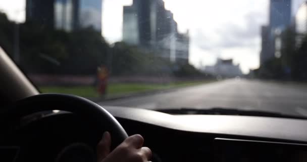 Mulher Dirigindo Carro Cidade Moderna — Vídeo de Stock