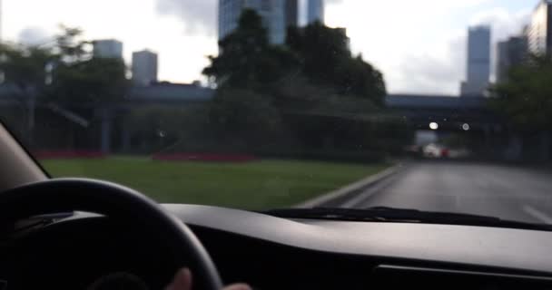 Mujer Conduciendo Coche Ciudad Moderna — Vídeos de Stock