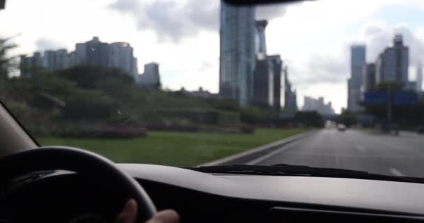 Γυναίκα Οδήγηση Αυτοκινήτου Στη Σύγχρονη Πόλη — Αρχείο Βίντεο