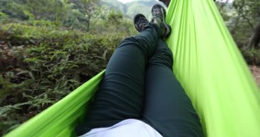 Tropikal yağmur ormanlarında hamakta dinleniyor