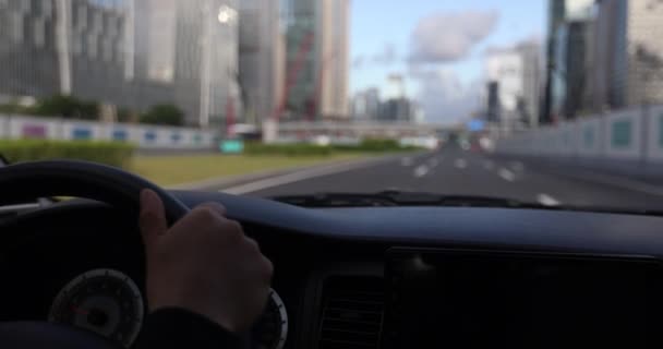 Mulher Dirigindo Carro Cidade Moderna — Vídeo de Stock