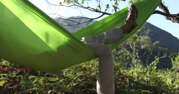 Женщина Отдыхает Гамаке Тропических Лесах — стоковое видео