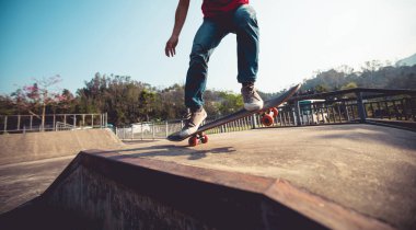 Kaykaycı kaykay parkında