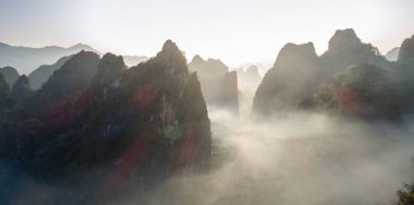 Sisli Karst dağ zirvesi üzerinde güzel bir gün doğumu havası.