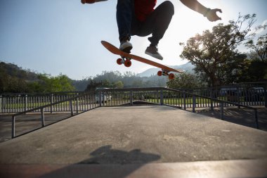 Genç kaykaycı bacakları kaykay parkında