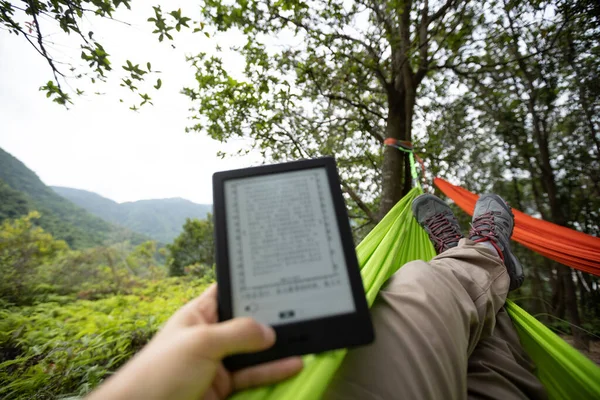 Détente Dans Livre Électronique Ebook Lecture Hamac Dans Forêt Tropicale — Photo