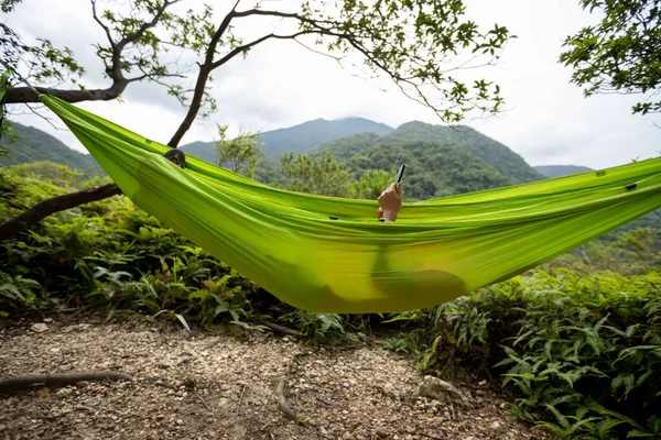 Relajante Mano Hamaca Usando Smartphone Bosque Tropical — Foto de Stock