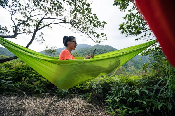 Relajante Mano Hamaca Usando Smartphone Bosque Tropical — Foto de Stock