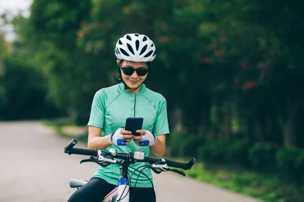 Cycliste Utiliser Smartphone Pour Navigation Lors Équitation Vtt Sur Sentier — Photo