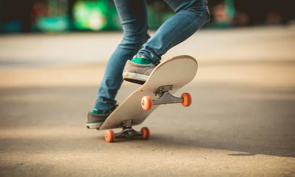 Skateboarder Gambe Skateboard All Aperto — Foto Stock