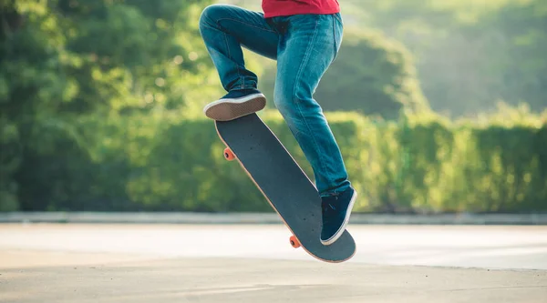 Skateboarder Gambe Skateboard All Aperto — Foto Stock