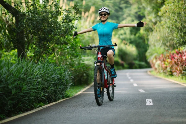 Mujer Sin Manos Bicicleta Sendero Del Parque Tropical Verano — Foto de Stock