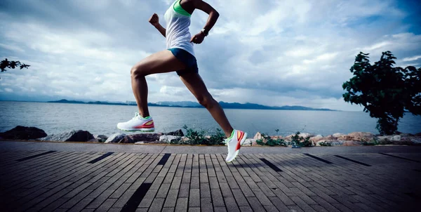 Güneşli Sahil Yolunda Koşan Fitness Kadını — Stok fotoğraf