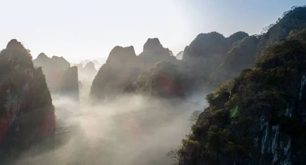 在雾蒙蒙的喀斯特峰风景上 空中升起美丽的日出 — 图库照片