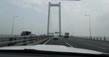 Köprüdeki otoyol manzarası, köprüde hareket eden araba.