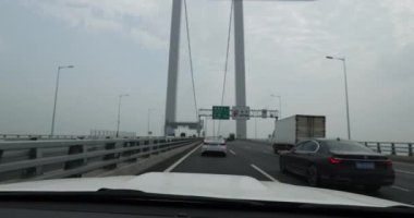 Köprüdeki otoyol manzarası, köprüde hareket eden araba.