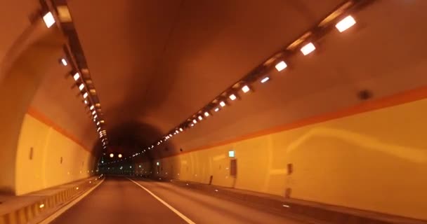 Coche Conduciendo Túnel Subterráneo Con Luces — Vídeo de stock