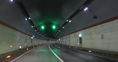 Yeraltı tünelinde ışıklarla giden araba.
