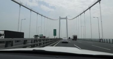 Köprüdeki otoyol manzarası, köprüde hareket eden araba.