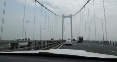 Köprüdeki otoyol manzarası, köprüde hareket eden araba.