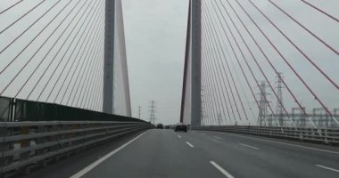 Köprüdeki otoyol manzarası, köprüdeki arabalar.