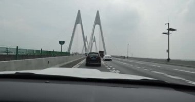 Köprüdeki otoyol manzarası, köprüdeki arabalar.
