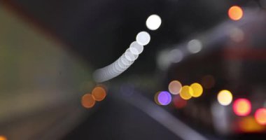 Işıklar ve bulanık video ile yeraltı tünelinde araba sürüyor.