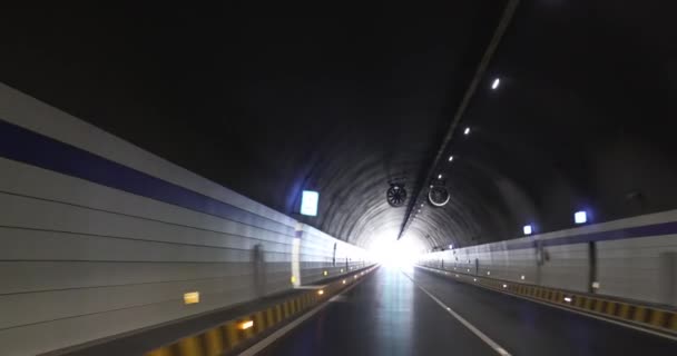 Carro Dirigindo Túnel Subterrâneo Com Luzes — Vídeo de Stock